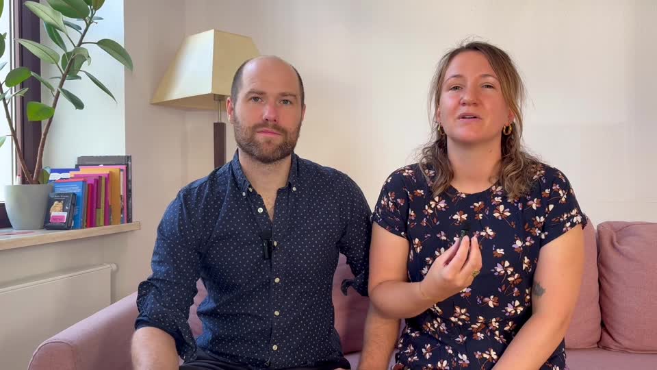 Anna-Doreen und Jonas auf einem rosa Sofa
